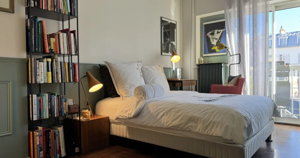 Large private room with balcony in central Paris - Picture 1