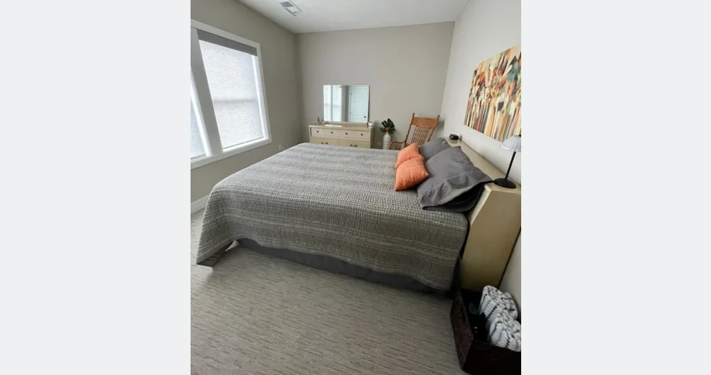 Curtis's listing on misterb&b - Grey Bedroom