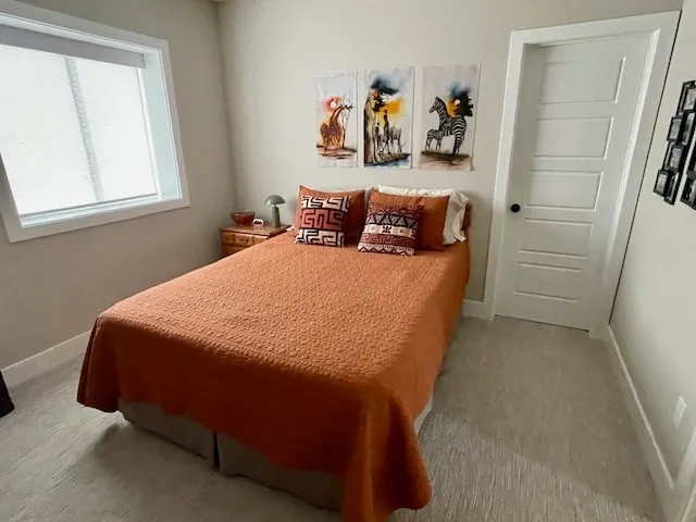 Curtis's listing on misterb&b - Orange Bedroom