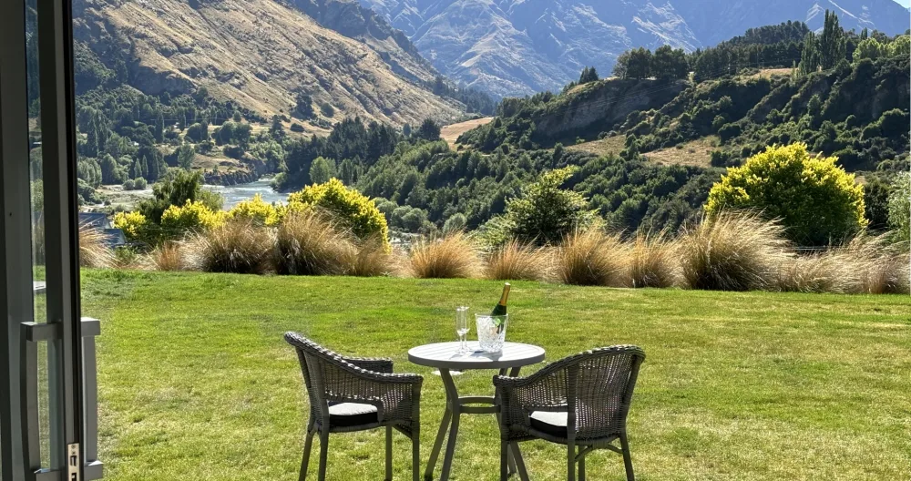 Martins Inserat auf misterb&b - Enjoy your coffee, lunch or evening cocktails with stunning, private views over the Shotover River and surrounding mountains.  Why stay in a standard hotel room when you can get an exclusive private home on one of the most desirable streets in town?