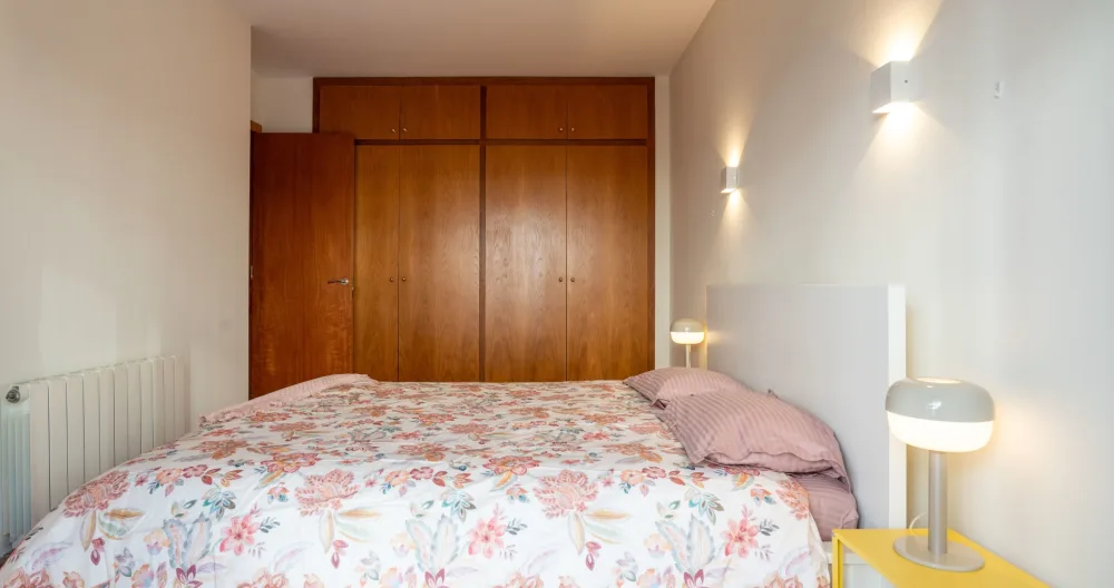 Room with double bed with shared bathroom in modern boho apartment - Picture 1