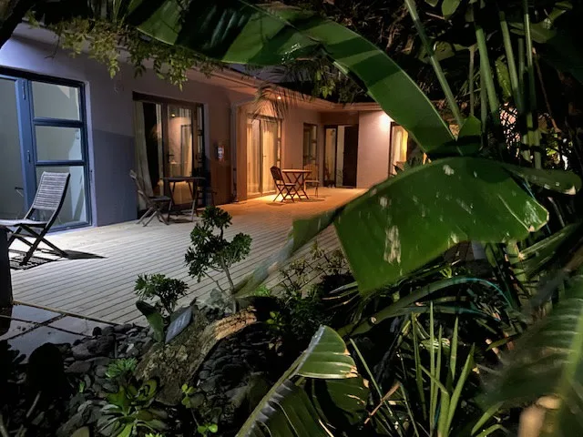 Daves Inserat auf misterb&b - Jedes Zimmer hat einen eigenen Eingang und eine Terrasse mit Tisch und Stühlen mit Blick auf den wunderschönen einheimischen Garten.