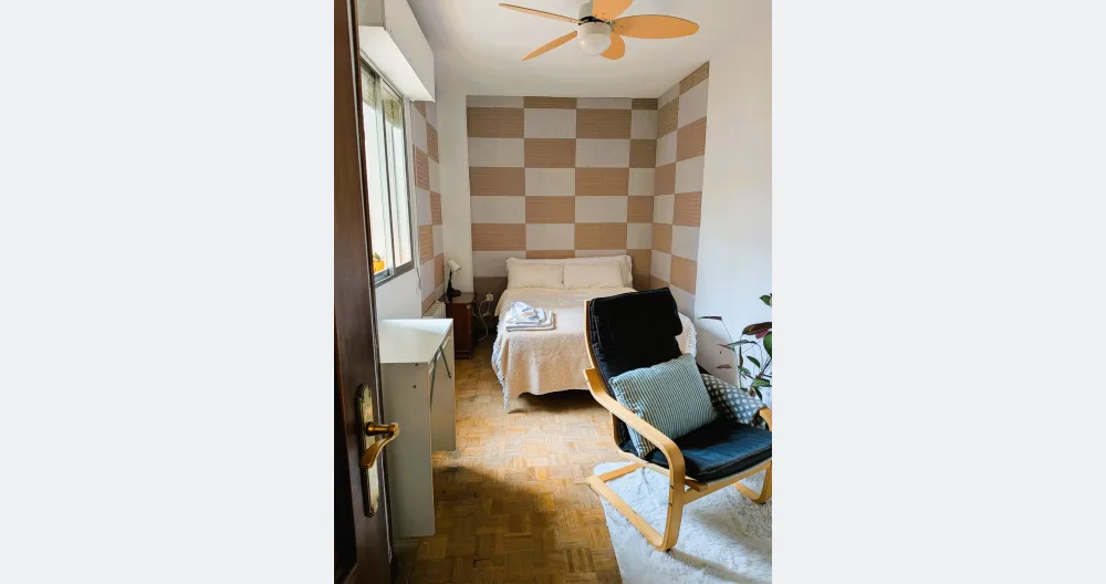Pablos Inserat auf misterb&b - Your spacious room has plenty of natural light.