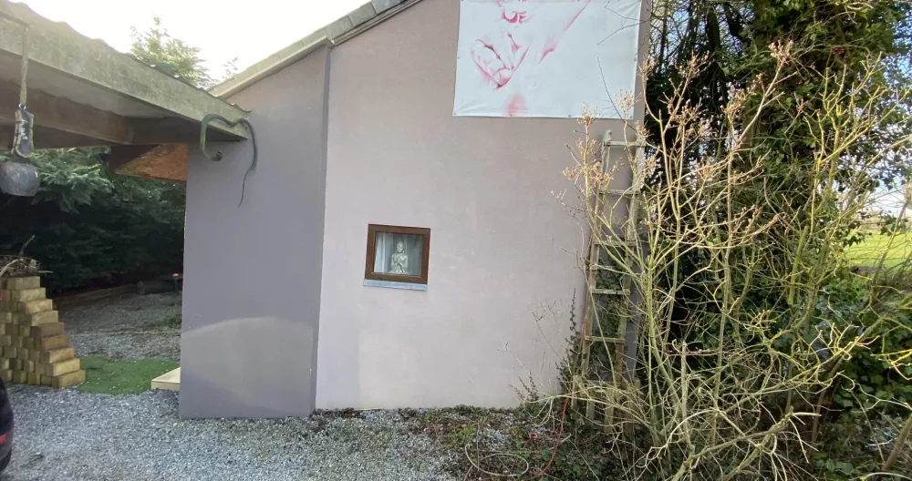 Annonce de Alain sur misterb&b - L’entrée avec parking couvert le long du Chalet 