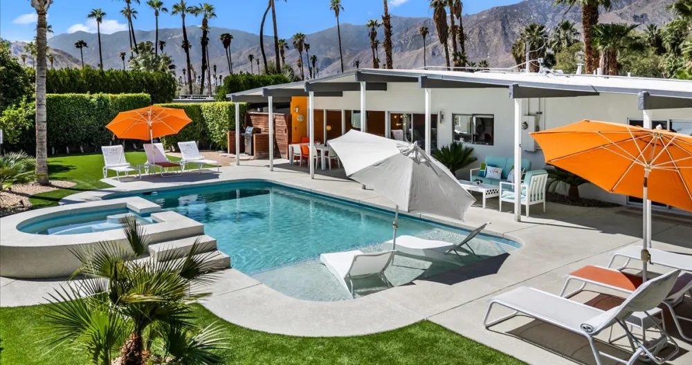 Anuncio de Frank en misterb&b - Private resort-style pool with in-water loungers, spa, umbrellas, and mountain views. Sun all day, cocktails by choice. A Palm Springs backyard made for gay weekends, group trips, and doing absolutely nothing in very good lighting.