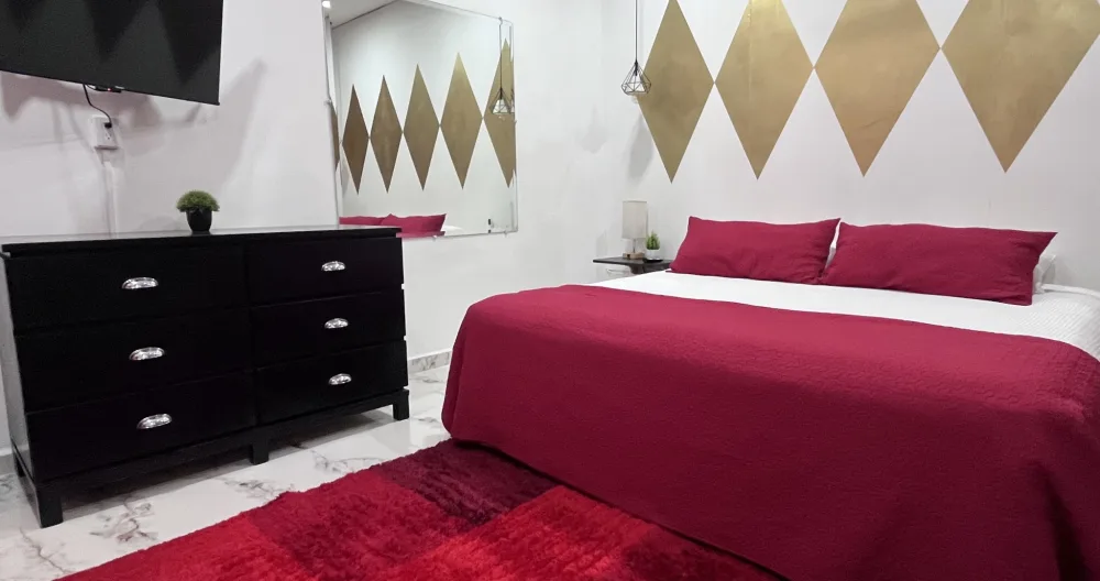 L'annuncio di Matt su misterb&b - Master bedroom with king size bed, plenty of closet space, air conditioning, smart TV, and sofa bed.