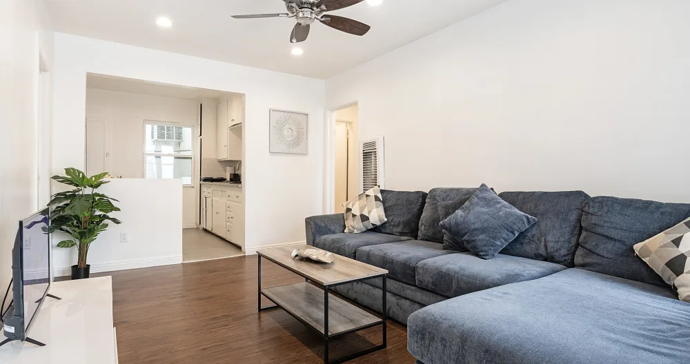 Affordable 1BR apt near Beverly Hills Open/Bookable - Picture 1