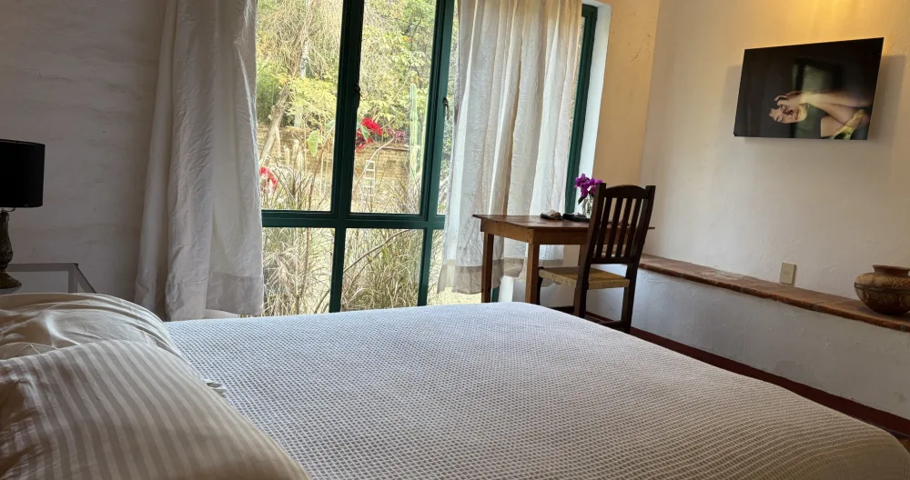 Adan's listing on misterb&b - Very confortable bed and small workspace or table to write looking at the garden.