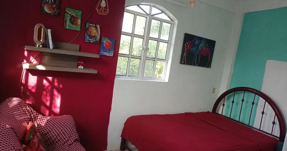 comfortable room in diamond zone, steps from the beach - Picture 2