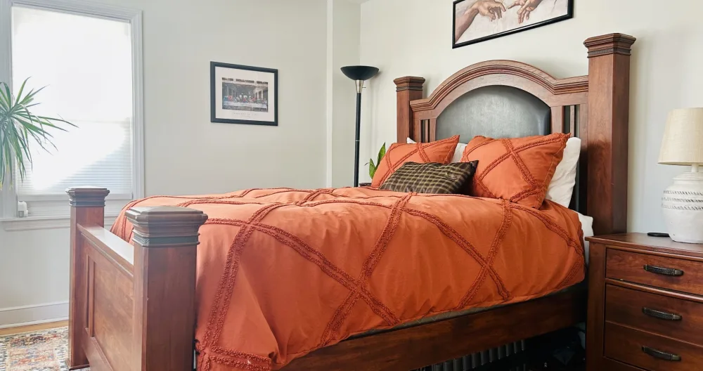 Westons Inserat auf misterb&b - Queen size bed with lots of natural light, blinds for privacy at night. 
