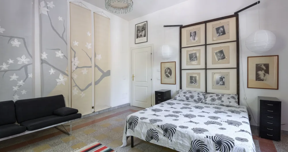 Gianbattista's listing on misterb&b - LA GARBO Stanza ampia e luminosa, arredata con scenografie teatrali e tocchi déco che evocano la Hollywood d’oro. Un ambiente unico, tra “telefoni bianchi” e Cinecittà, dove fascino cinematografico e comfort moderni rendono il soggiorno speciale