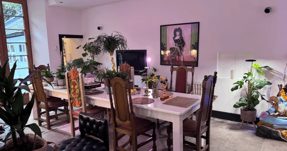 Enjoy a fully secure, private room in an incredible art-filled home. - Picture 2