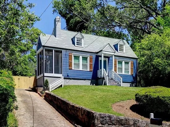 Cliff's listing on misterb&b - Just look at it! Our beautiful blue 
cot🏡age is the coziest on this side of town. Come on in y’all! 