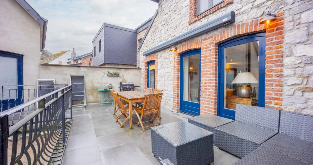Maries Inserat auf misterb&b - Terrasse mit Sonnensegel, Outdoor-Möbeln, Gasgrill und Liegestühlen zur Verfügung. Idealer Platz, um bei Bedarf zu rauchen.