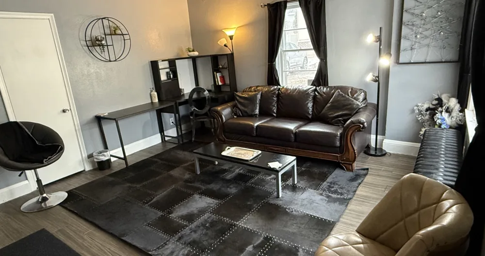 Orahs Inserat auf misterb&b - Willkommen in der Lexington Suite. Nachdem Sie Ihren Aufenthalt mit dem Self-Check-in freigeschaltet haben, treten Sie ********d entspannen Sie sich in einem sauberen, gemütlichen und durchdacht gestalteten Wohnbereich. Fragen Sie einfach - Alexa schaltet das Licht ********d gibt den Ton für Ihren Aufenthalt an.