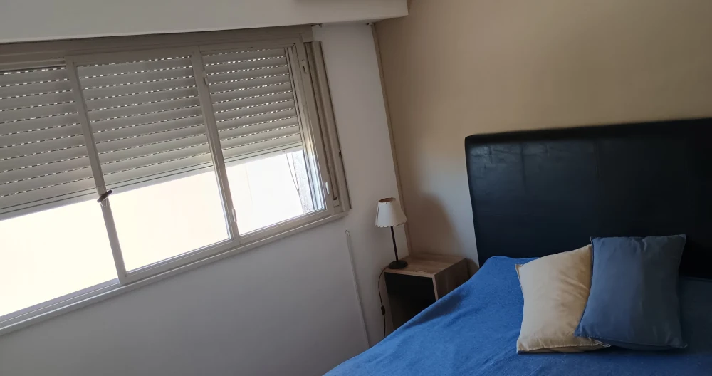Pablos Inserat auf misterb&b - Ihr Zimmer: Doppelbett (Queensize), großes Fenster, TV, Klimaanlage, Stauraum