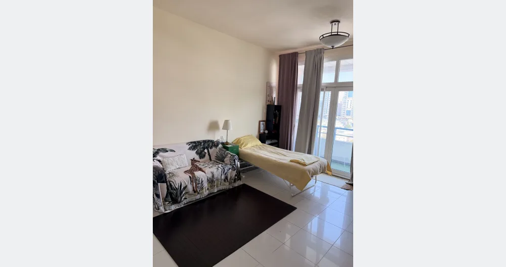Annonce de Ahmed sur misterb&b - Grande chambre, 5x5m. Lit simple, canapé, bureau, chaise, armoire encastrée.
Salle de bain indépendante en face de la chambre. Grand balcon avec vue dégagée.