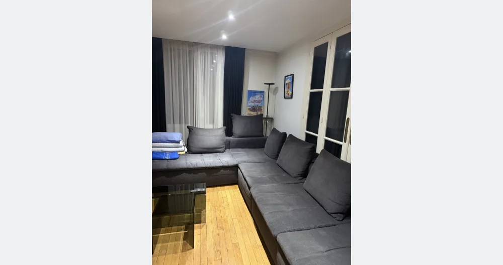 Sofá grande y cómodo en un apartamento de lujo - Foto 6