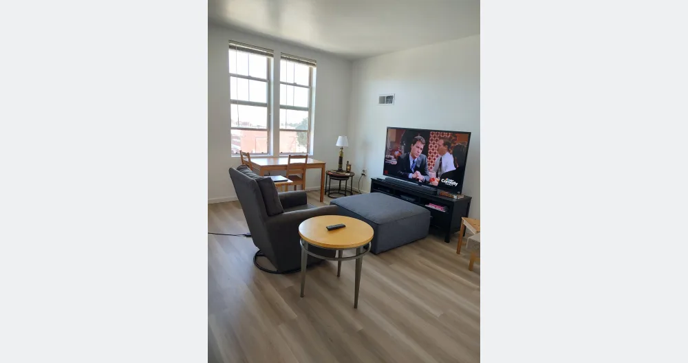 Edwards Inserat auf misterb&b - Komfortables, entspannendes Wohnzimmer. Kabel-TV, WiFi, Zugang zu Amazon Prime. Arbeitsbereich und Essecke.
