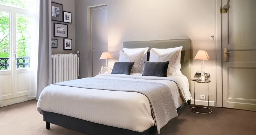 Didier's listing on misterb&b - The "Avenue" room: 24 m2 with balcony overlooking the treetops and Tourcoing station. You'll be given a set of keys for your room and the entrance to the house, so you can enjoy your stay in complete autonomy.
