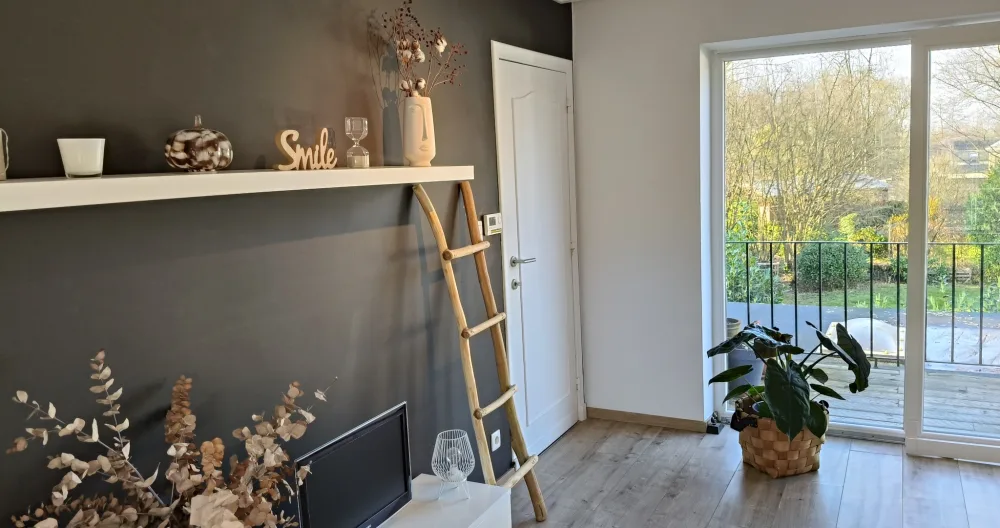 Carolines Inserat auf misterb&b - Wohnzimmer mit Zugang zur Balkonterrasse - ideal für einen Aperitif bei Sonnenuntergang :-)