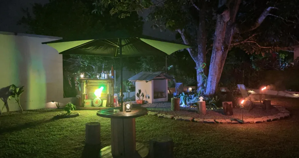 Anúncio de Edgardo em misterb&b - Quintal à noite