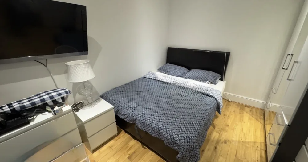 Ruhiges Privatzimmer in der Nähe des Flughafens Luton | 15 Minuten Fußweg zum Bahnhof - Foto 1