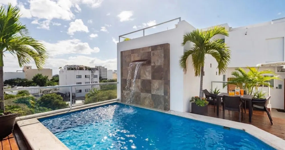 Eric's listing on misterb&b - Rooftop pool with unobstructed views and a glimpse of the ocean