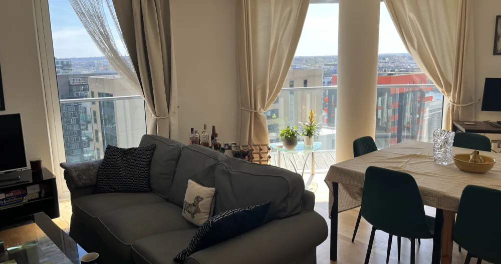 Modern flat in Canary Wharf - Picture 2