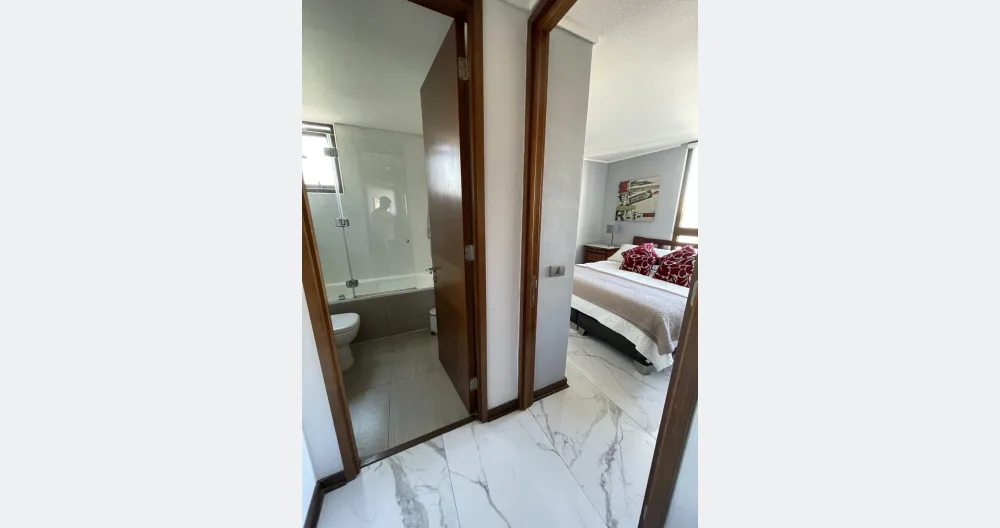 Annonce de Julio cesar sur misterb&b - "Chambre privée à Las Condes : repos, intimité et confort dans un environnement calme, avec accès direct à la chambre et à la salle de bains privée, pour une plus grande indépendance pendant le séjour.