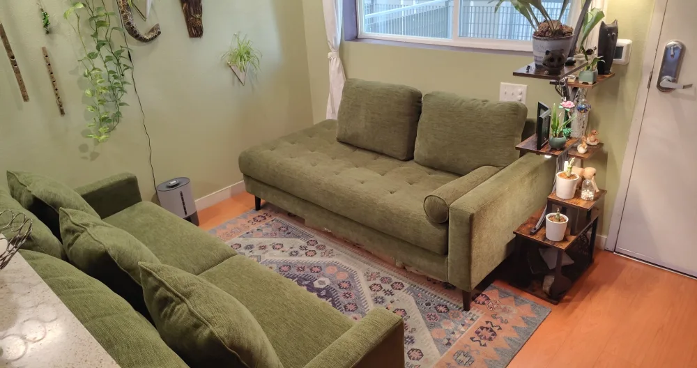 Glenns Inserat auf misterb&b - Dieser gemütliche Ort ist perfekt für unvergessliche Abende. Entspanne dich auf zwei bequemen Sofas oder mach es dir auf der Chaiselongue gemütlich. Ideal für Filmmarathons, tiefgründige Gespräche oder wilde Nächte mit deinen Freunden. Kostenlose Mahlzeiten inklusive. Komm wegen der Atmosphäre, bleib wegen des Chaos.