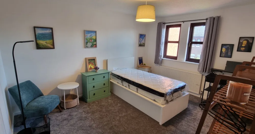 Un couple aimant ouvre sa maison à des voyageurs au grand cœur. - Photo 1
