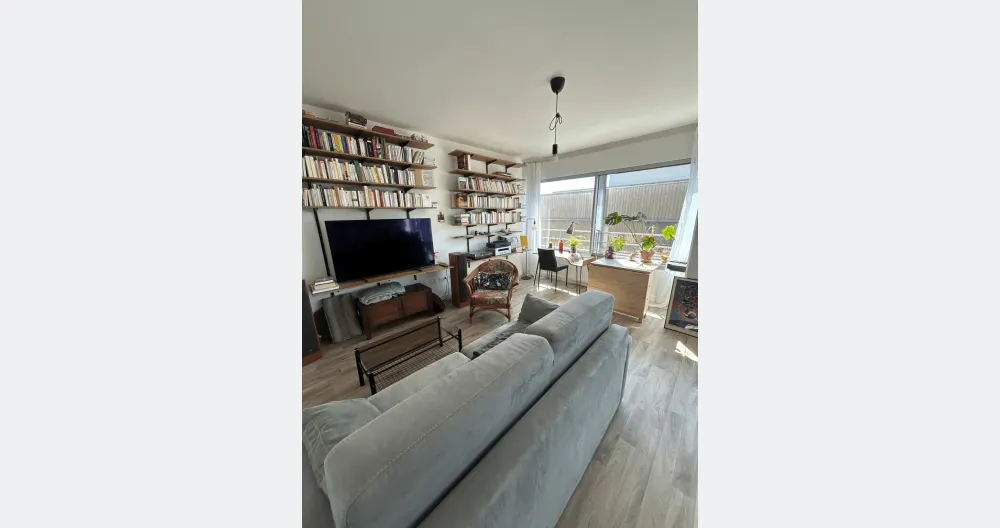 Thomass Inserat auf misterb&b - Wohn-/Aufenthaltsraum, überall liegen Bücher herum, die Sie ruhig lesen können (solange Sie sie vor dem Verlassen wieder zurücklegen!), ebenso wie Schallplatten und CDs :) Sie können auch den Fernseher und die Gesellschaftsspiele im Schrank darunter nutzen.
