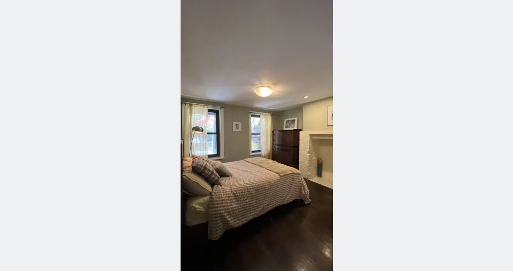 Garden Floor Room - Trendy & Convenient Brooklyn Townhouse - Picture 1