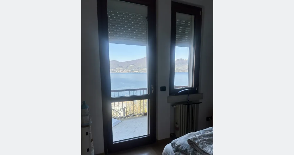 Chambre privée avec vue sur le lac, à deux pas de la plage.
 - Photo 2