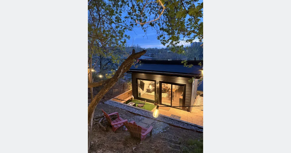 Cozy Private Cabin in Toronto  w/ Free Parking - Picture 1