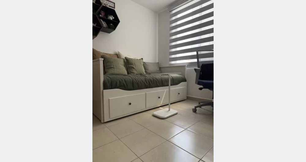 Annonce de Oscar sur misterb&b - Un espace confortable pour vous seul, que vous souhaitiez vous détendre, regarder un film ou une série en solo, travailler ou manger un morceau dans votre chambre.