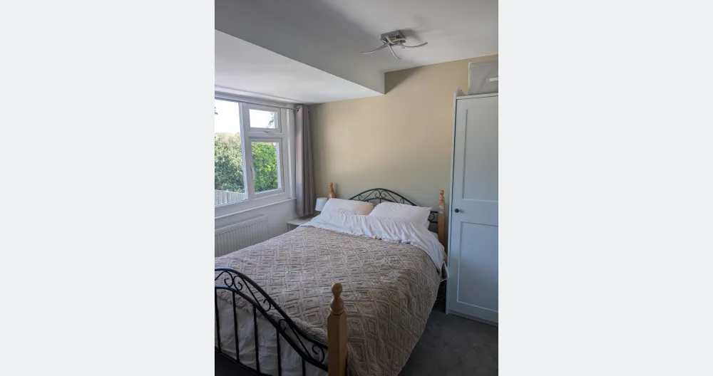 Lees Inserat auf misterb&b - Schlafzimmer - viel Stauraum, Bettzeug und Handtücher. Es gibt auch einen kleinen Schreibtisch, an dem Sie arbeiten können, wenn Sie es brauchen.