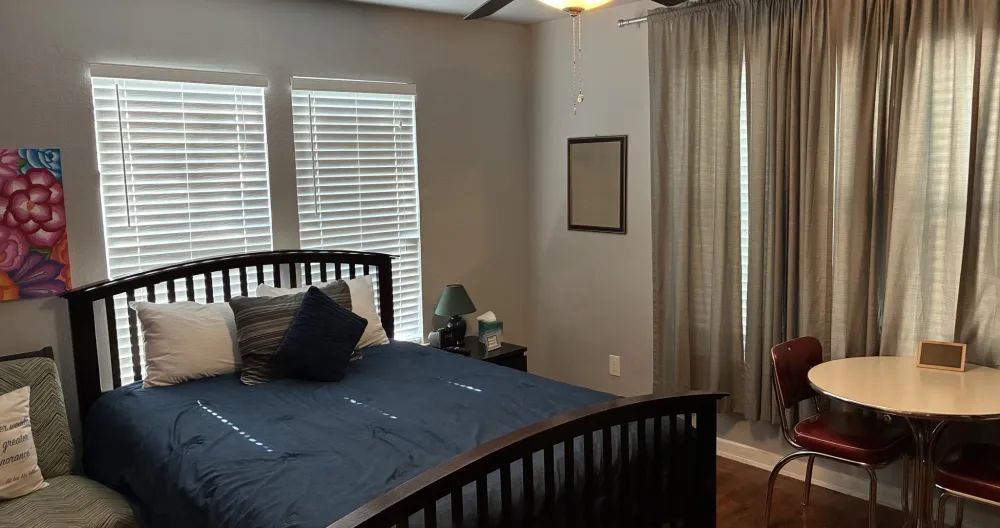 Comfortable guest room near the “gay strip” and downtown - Picture 1