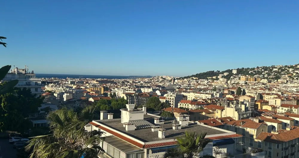 Annonce de Léo sur misterb&b - La vue sur la ville et la mer depuis le balcon
