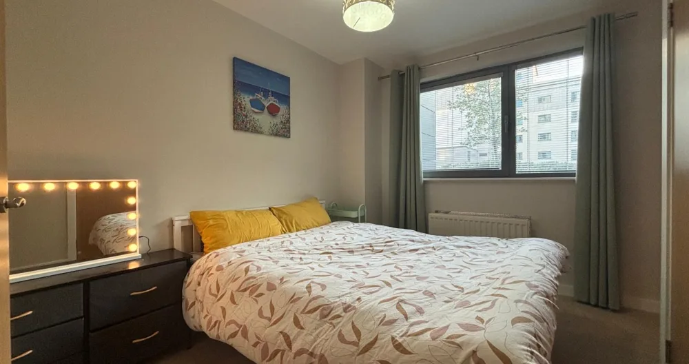 Spacious king size room with private en suite.  - Picture 2