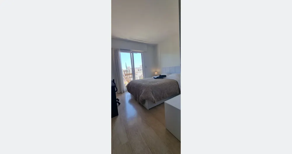 Denis-Jos Inserat auf misterb&b - Schlafzimmer 2: Bett 140x200, Balkonzugang, Schreibtisch, Klimaanlage, Kleiderschrank.