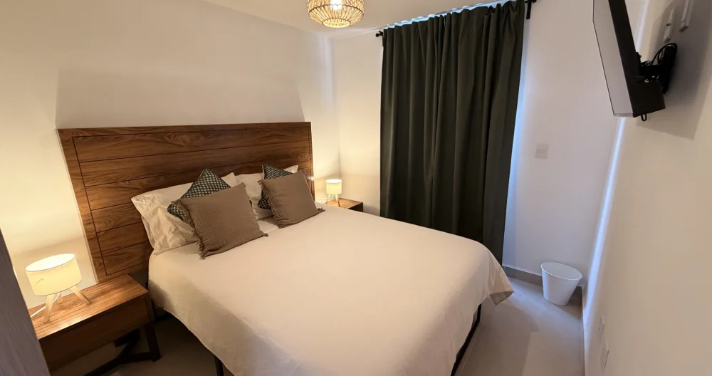 Annonce de Carlos sur misterb&b - Chambre à coucher principale avec TV A/C de 43 pouces
Salle de bain complète et penderie