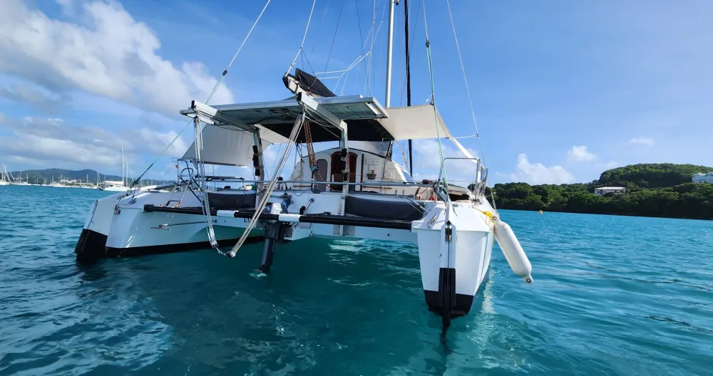 Catamaran at anchor in sainte-Anne - Picture 2