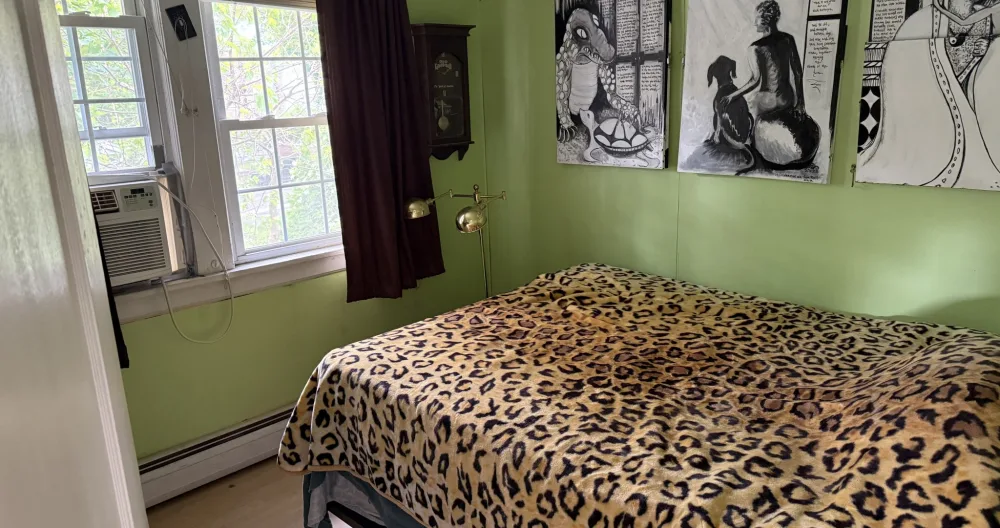 Johns Inserat auf misterb&b - In Ihrem eigenen Schlafzimmer finden Sie ein Kunstwerk Ihres Gastgebers über einem bequemen Doppelbett.