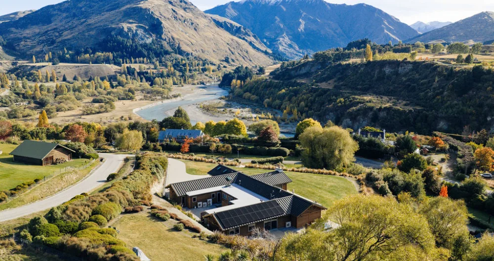 Martins Inserat auf misterb&b - Drohnenaufnahme des Hauses.  Ihre Gästesuite ist der Teil des Hauses ******** rechts auf dem Foto, einschließlich der Terrasse und des Whirlpools
