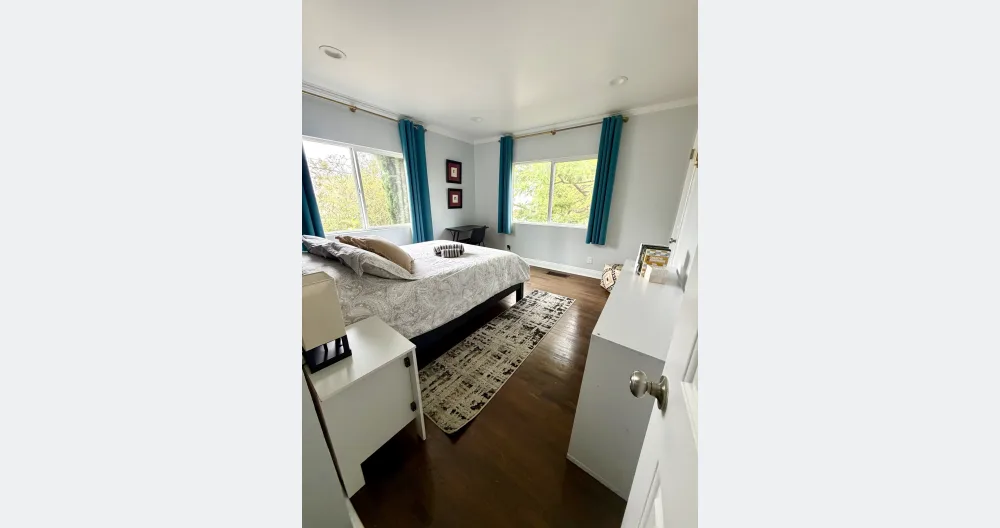 Jose y Mauricios Inserat auf misterb&b - Tagsüber natürlich beleuchteter Raum mit herrlichem Blick auf den Garten und Hinterhof