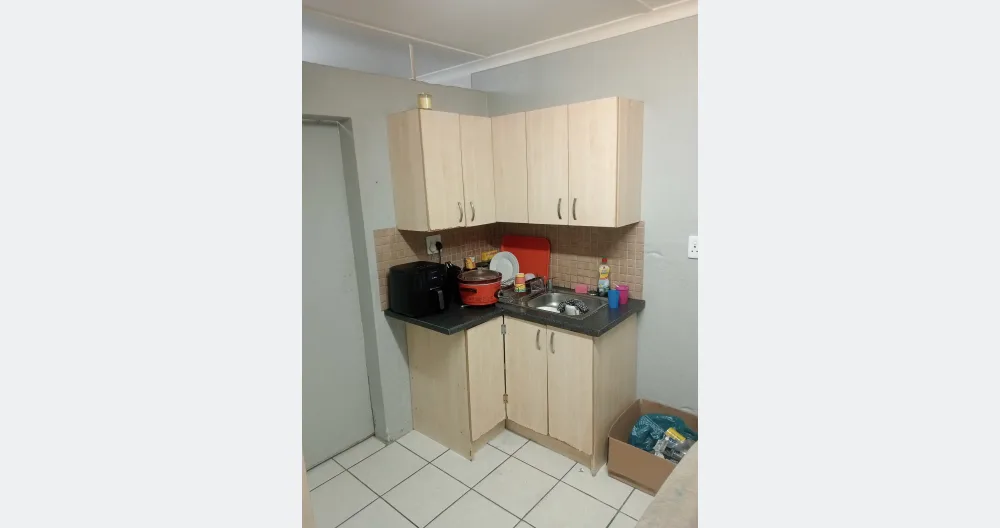L'annuncio di Gavin-nyasha su misterb&b - spazio in cucina, tu compri il cibo che ti piace e io posso aiutarti a prepararlo. o se vuoi puoi farlo da solo. nota: la maggior parte delle volte sarò al lavoro, quindi sei al sicuro e libero.