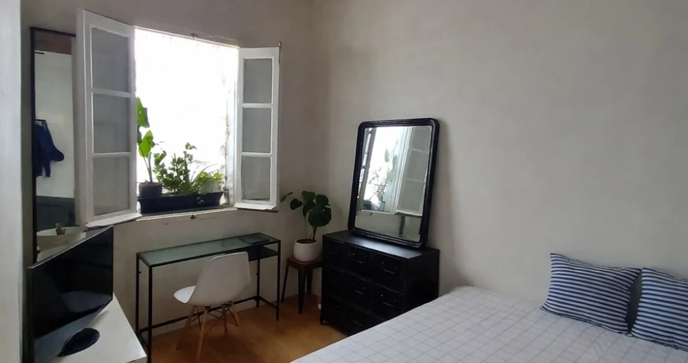 Située à proximité du métro Sant Antoni
L’appartement est charmant.    - Photo 2