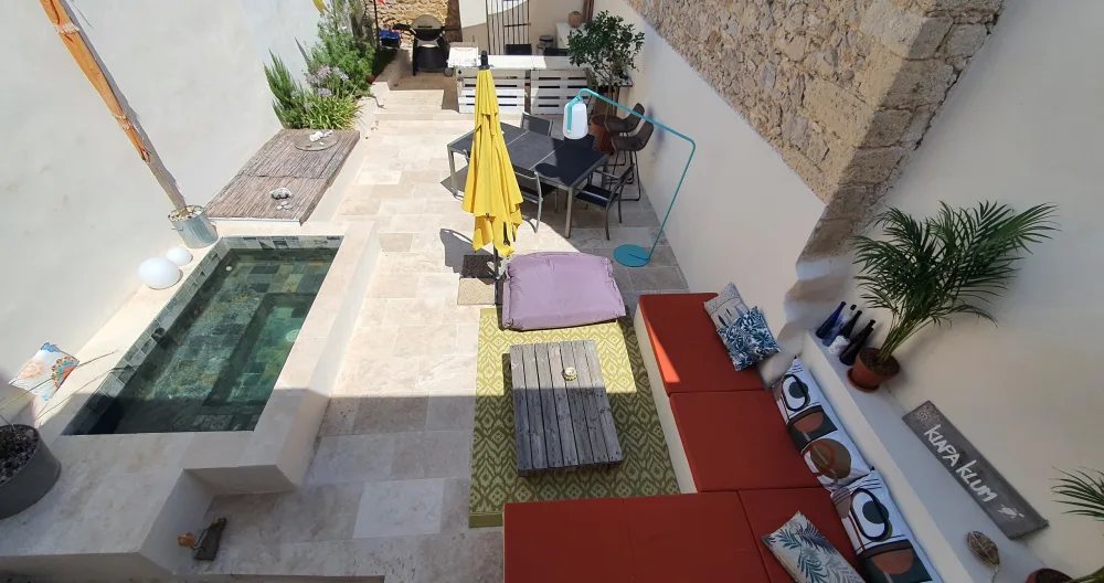 Renaud's listing on misterb&b - cour avec bassin chauffé